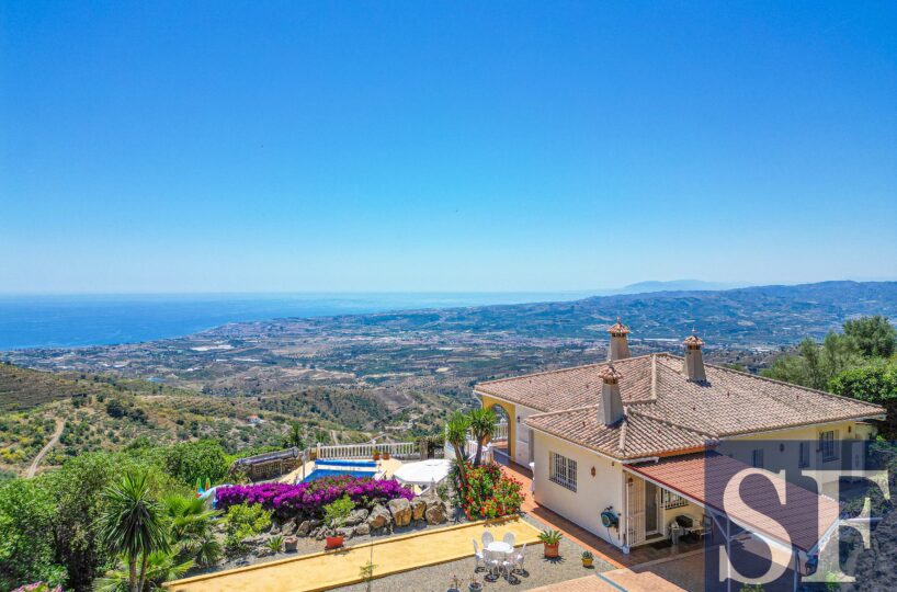 Country villa in Arenas